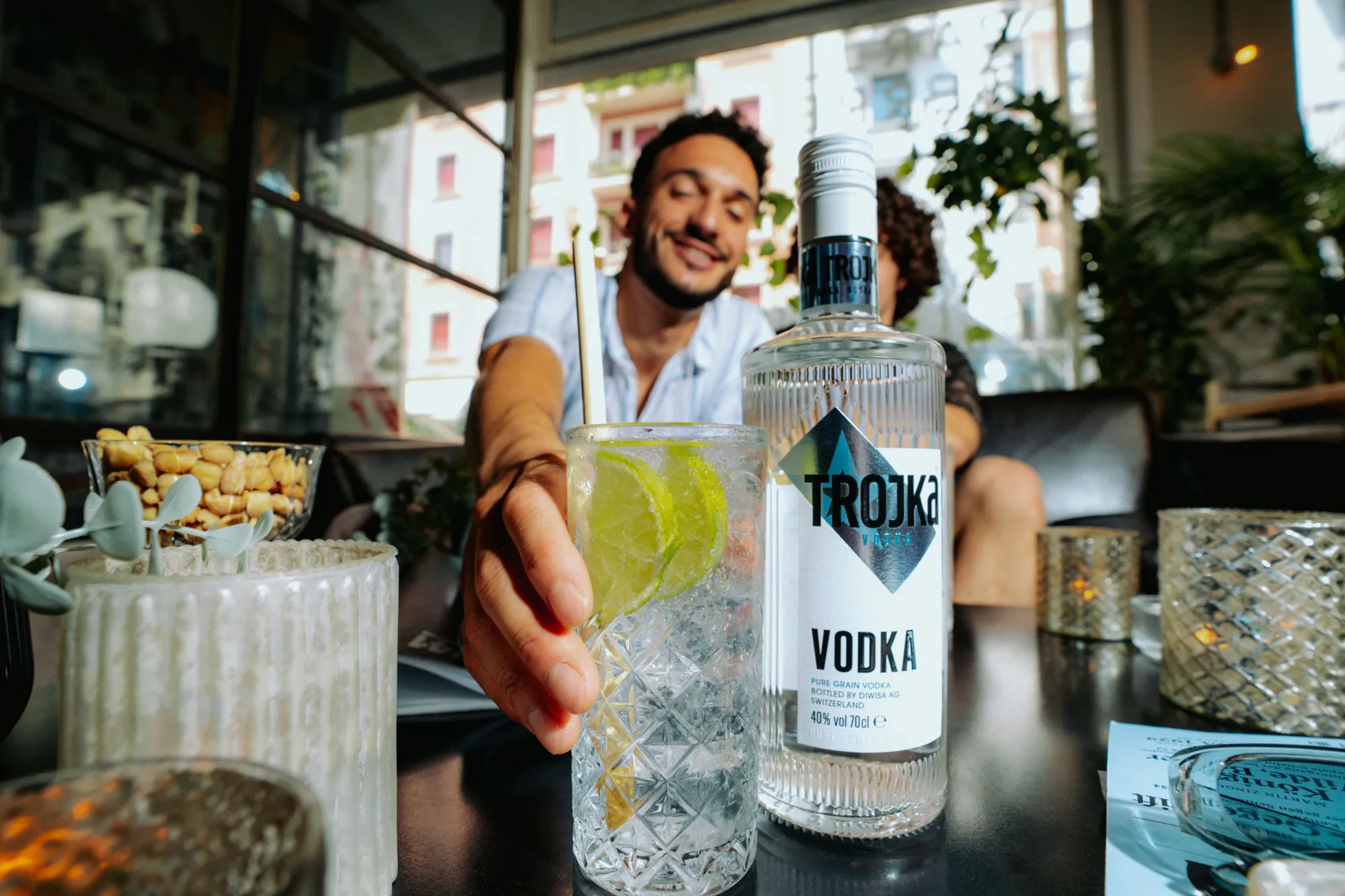 Junger Mann mit Trojka Vodka